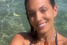(FOTO) DUBOK DEKOLTE I KRATKI ŠORTS Nina Radulović objavila selfi iz lifta, muškarcima pale vilice