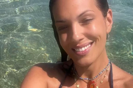 (FOTO) DUBOK DEKOLTE I KRATKI ŠORTS Nina Radulović objavila selfi iz lifta, muškarcima pale vilice