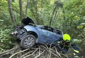(FOTO) NESREĆA U BANJALUCI Automobil sletio u provaliju, povrijeđene 2 osobe