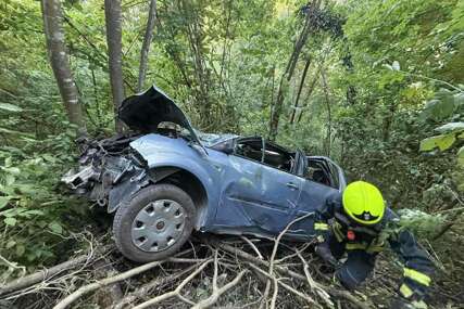 (FOTO) NESREĆA U BANJALUCI Automobil sletio u provaliju, povrijeđene 2 osobe