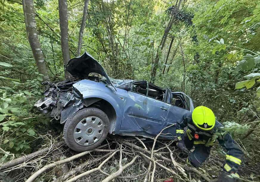 (FOTO) NESREĆA U BANJALUCI Automobil sletio u provaliju, povrijeđene 2 osobe