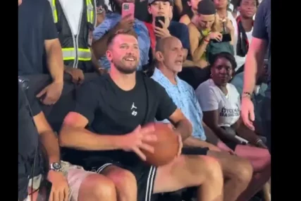 (VIDEO) MOĆNI DONČIĆ Pogodio i sa tribina