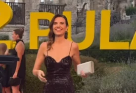(FOTO) DUBOKI ŠLIC DO POLA BUTINA 39 godina mlađa djevojka Lazara Ristovskog pokazala obline u uskoj haljini