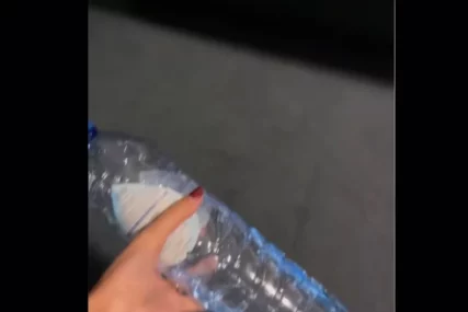 Flašica sa vodom ispod kreveta 