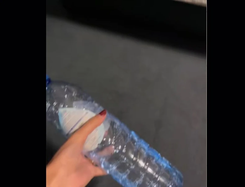 Flašica sa vodom ispod kreveta 