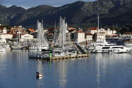 Dijete hitno prevezeno helikopterom u Split: Filipinka se SAMA PORODILA na Korčuli, bebu ostavila u korpi