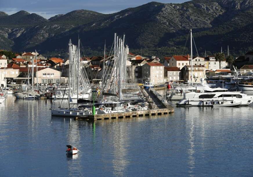Dijete hitno prevezeno helikopterom u Split: Filipinka se SAMA PORODILA na Korčuli, bebu ostavila u korpi