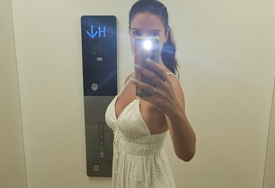 (FOTO) Voditeljka uživa u Rovinju: Sanja Kužet u ZAVODLJIVOJ HALJINI sa golim leđima i dekolteom, ne odvaja se najmlađeg sina