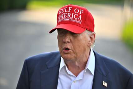(FOTO) "Nabavite bočicu sebi i za svoje najmilije" Donald Tramp LANSIRAO PARFEM i ponovo šokirao planetu