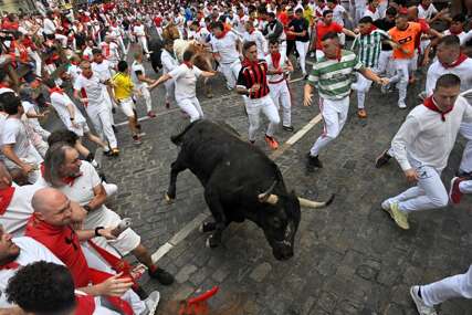 (FOTO) PAMPLONA U CENTRU PAŽNJE Hiljade ljudi učestvovalo uz prvoj ovogodišnjoj TRCI S BIKOVIMA