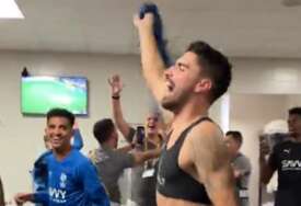 (VIDEO) NAPRAVIO ŠOU U SVLAČIONICI Mitrović nakon pobjede Al Hilala saigrače bacio u trans