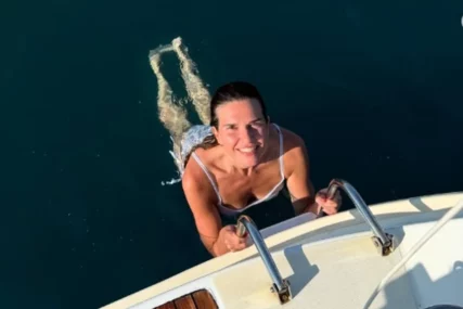 (FOTO) BEZ GRAMA CELULITA  Anica Lazić pokazala tijelo na plaži, uživa na odmoru sa 40 godina starijim dečkom
