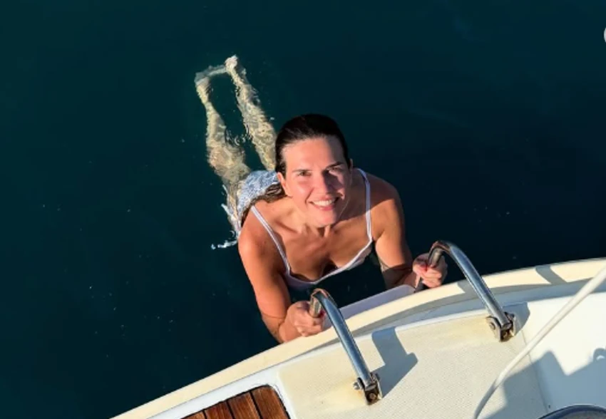(FOTO) BEZ GRAMA CELULITA  Anica Lazić pokazala tijelo na plaži, uživa na odmoru sa 40 godina starijim dečkom