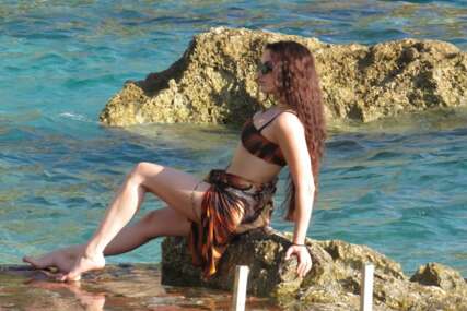 (FOTO) Barbara Bobak samo u donjem dijelu bikinija: Pjevačica uživa na plaži, pozadina u prvom planu