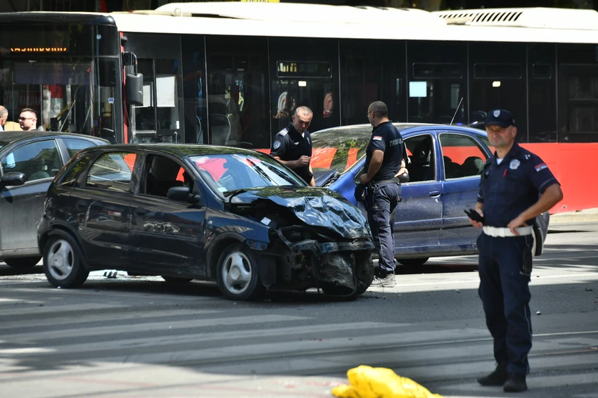 (VIDEO) POVRIJEĐENE 4 OSOBE Ovako je izgledala potjera za vozačem koji je napravio karambol, pet vozila sa rotacijom ga jurilo