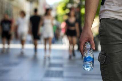 (FOTO) NA BALKANU K’O U TEPSIJI Toplotni talas živu u termometru natjerao u crveno, a ljude otjerao sa ulica