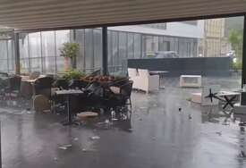 (VIDEO, FOTO) Apokalipsa u Bihaću: Oluja NOSI STOLOVE I FOTELJE kao da su od papira, STAKLA NA SVE STRANE