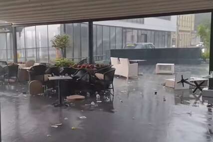(VIDEO, FOTO) Apokalipsa u Bihaću: Oluja NOSI STOLOVE I FOTELJE kao da su od papira, STAKLA NA SVE STRANE
