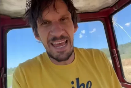 (VIDEO) "Malo bleja, malo teretana“ Boban Marjanović VOZI TRAKTOR I SAKUPLJA SIJENO zajedno sa ocem i djedom