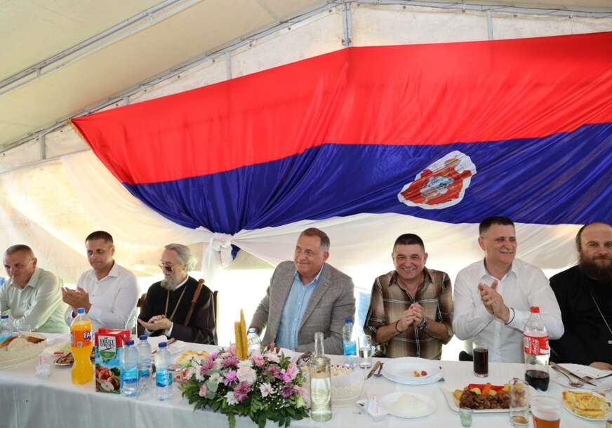 (VIDEO FOTO) Sve po redu, od liturgije do koncerta Baje Malog Knindže: Hiljade ljudi na saboru u Branešcima, Dodik počasni gost