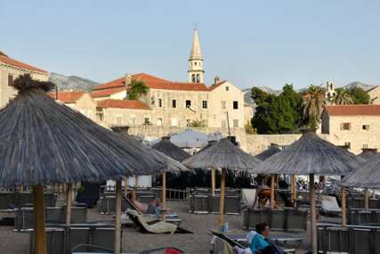 (FOTO) Bruka, za jedan magnet 20 evra: Fotografija suvenira šokirala turiste u Budvi, pljušte komentari na mrežama
