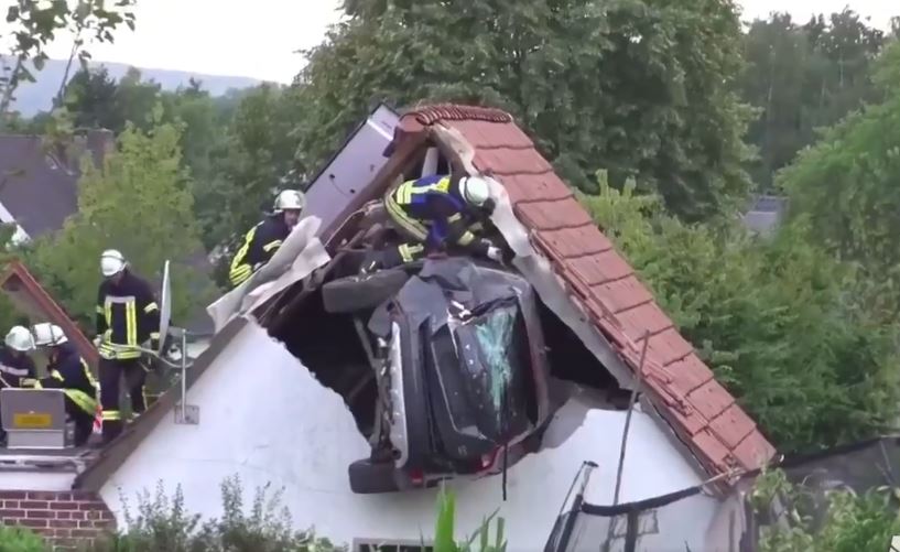 Nesreća u Njemačkoj, zabio se u krov štale