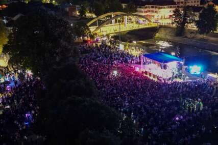 (VIDEO, FOTO) Veliki koncert i poznata muzička imena: Na Dan opštine Čelinac STIGLO HILJADE LJUDI, Đajić podijelio impresije