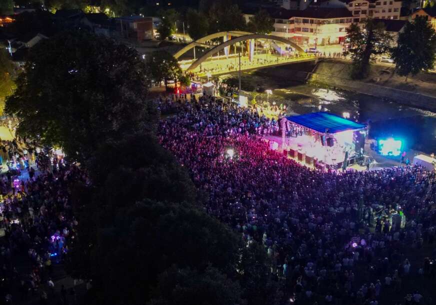(VIDEO, FOTO) Veliki koncert i poznata muzička imena: Na Dan opštine Čelinac STIGLO HILJADE LJUDI, Đajić podijelio impresije