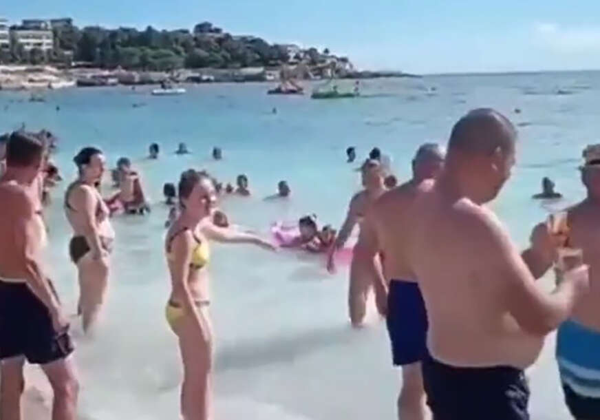 LJudi se vesele i pjevaju na plaži u Crnoj Gori