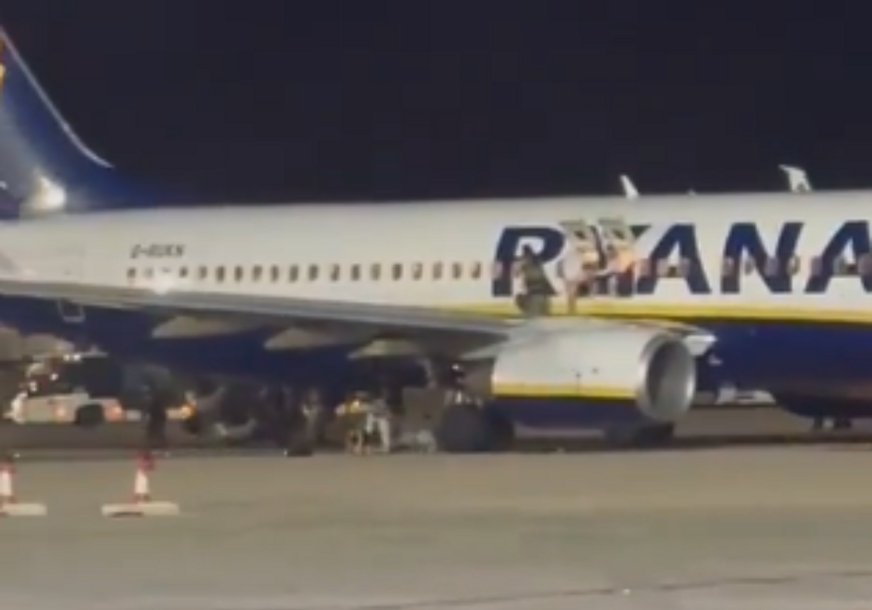 (VIDEO) POVRIJEĐENO 18 PUTNIKA Drama na aerodromu, u avionu izbio požar