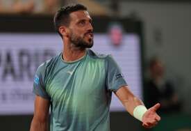 ŠAPTOM PAO Damir Džumhur statirao protiv češkog tenisera