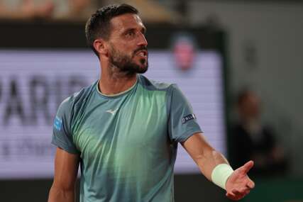 ŠAPTOM PAO Damir Džumhur statirao protiv češkog tenisera