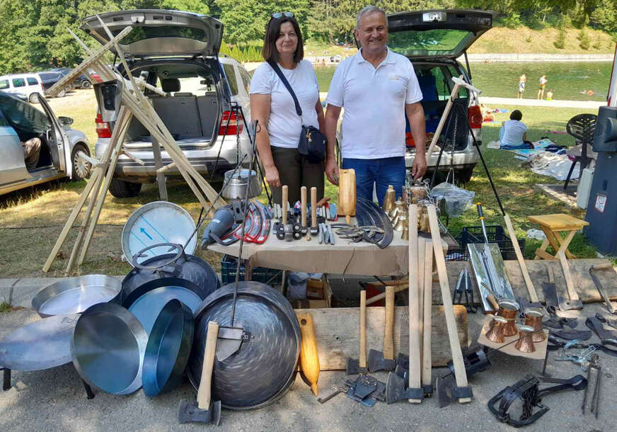 (FOTO) ČUVAR KOVAČKOG ZANATA Đuro Milanović nastavio porodičnu tradiciju koja od zaborava otima “varcarke”
