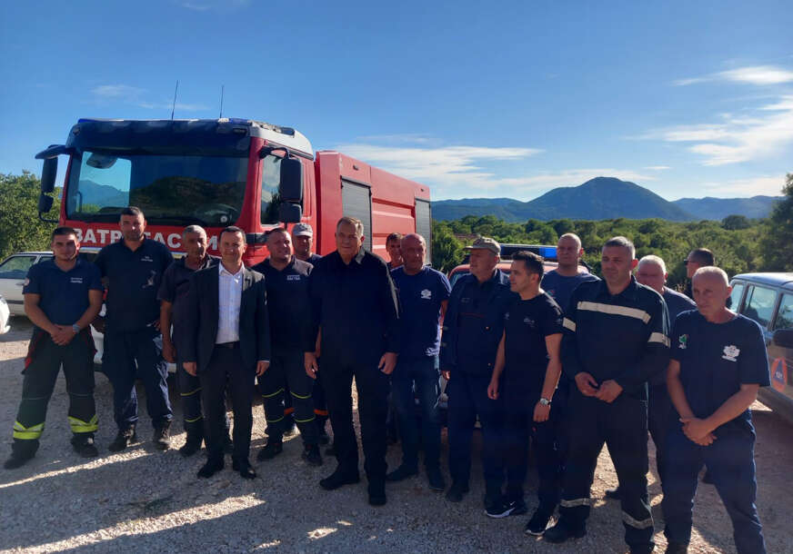 Milorad Dodik sa vatrogascima