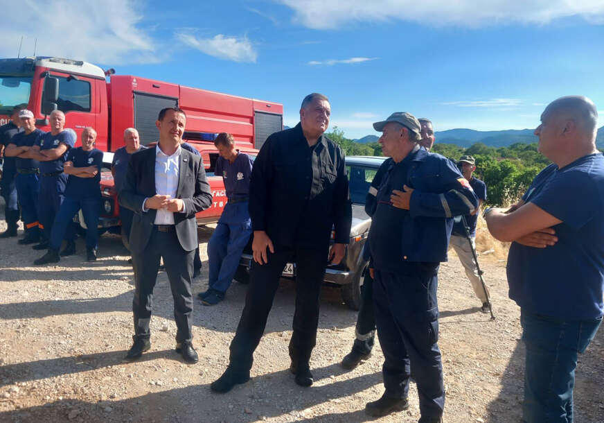 Milorad Dodik sa vatrogascima