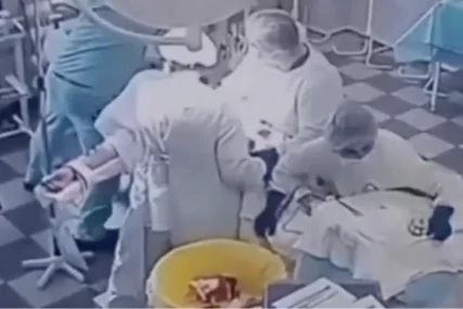 (VIDEO) Heroji u hirurškoj sali: Ljekari tijelima ŠTITILI PACIJENTA tokom razornog zemljotresa