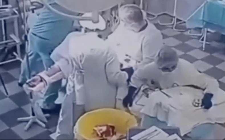(VIDEO) Heroji u hirurškoj sali: Ljekari tijelima ŠTITILI PACIJENTA tokom razornog zemljotresa
