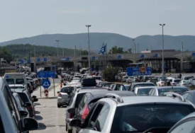 Put ka Grčkoj pretvoren u noćnu moru: Carinici ZABORAVLJAJU DA VRATE PASOŠE, porodice satima zaglavljene na granici