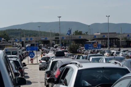 Put ka Grčkoj pretvoren u noćnu moru: Carinici ZABORAVLJAJU DA VRATE PASOŠE, porodice satima zaglavljene na granici
