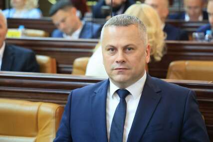“Umjesto rasvjete od 35 miliona, Banjaluka je mogla dobiti vrtiće, škole i novi most” Gligorić o spornom tenderu