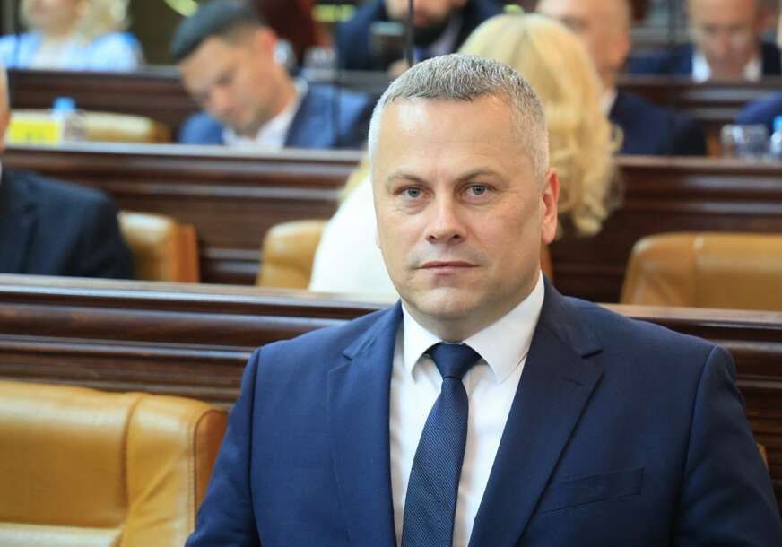 “Umjesto rasvjete od 35 miliona, Banjaluka je mogla dobiti vrtiće, škole i novi most” Gligorić o spornom tenderu