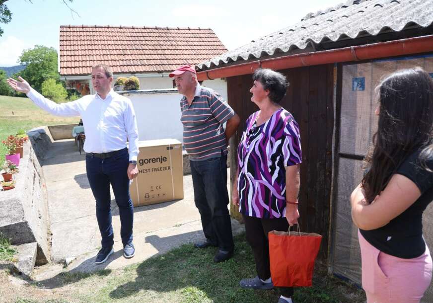 (FOTO) Selak u Driniću: Pomoć SOCIJALNO UGROŽENOJ porodici