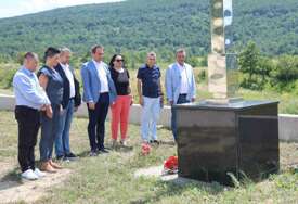 (FOTO) „Sjećanje na ovu TRAGEDIJU je naša obaveza“ Selak položio cvijeće na Spomen-krst na PETROVAČKOJ CESTI