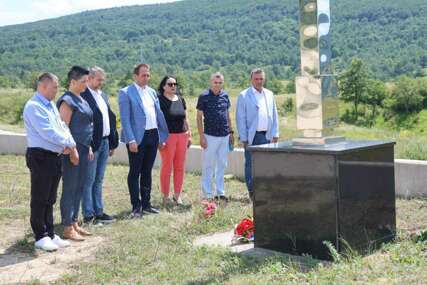 (FOTO) „Sjećanje na ovu TRAGEDIJU je naša obaveza“ Selak položio cvijeće na Spomen-krst na PETROVAČKOJ CESTI