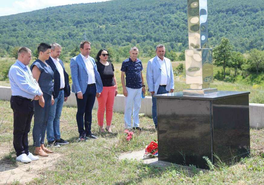(FOTO) „Sjećanje na ovu TRAGEDIJU je naša obaveza“ Selak položio cvijeće na Spomen-krst na PETROVAČKOJ CESTI