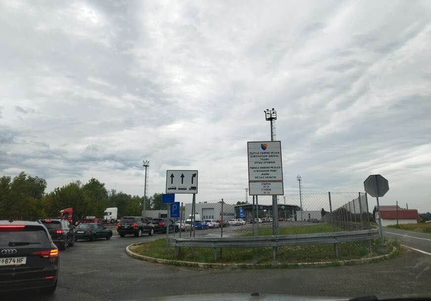 (FOTO) ) Gledaju u granični prelaz Gradina, ali pomjeranja nema "Čekamo veoma dugo, GUŽVA NIJE PREVELIKA i ne znamo zašto stojimo"