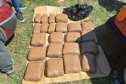 (FOTO) Detalji akcije "Insajder" u Banjaluci: Oduzeto 27 KILOGRAMA MARIHUANE i "mercedes", UHAPŠENE 2 OSOBE