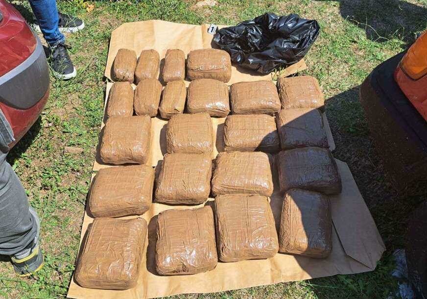(FOTO) Detalji akcije "Insajder" u Banjaluci: Oduzeto 27 KILOGRAMA MARIHUANE i "mercedes", UHAPŠENE 2 OSOBE