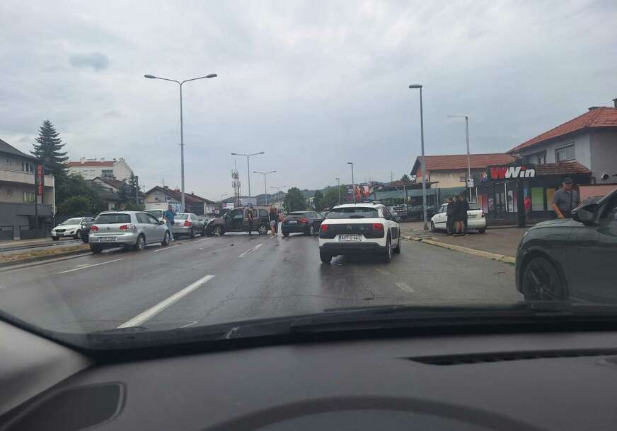 UDES U BANJALUCI Učestvovalo više automobila, stvaraju se gužve u saobraćaju