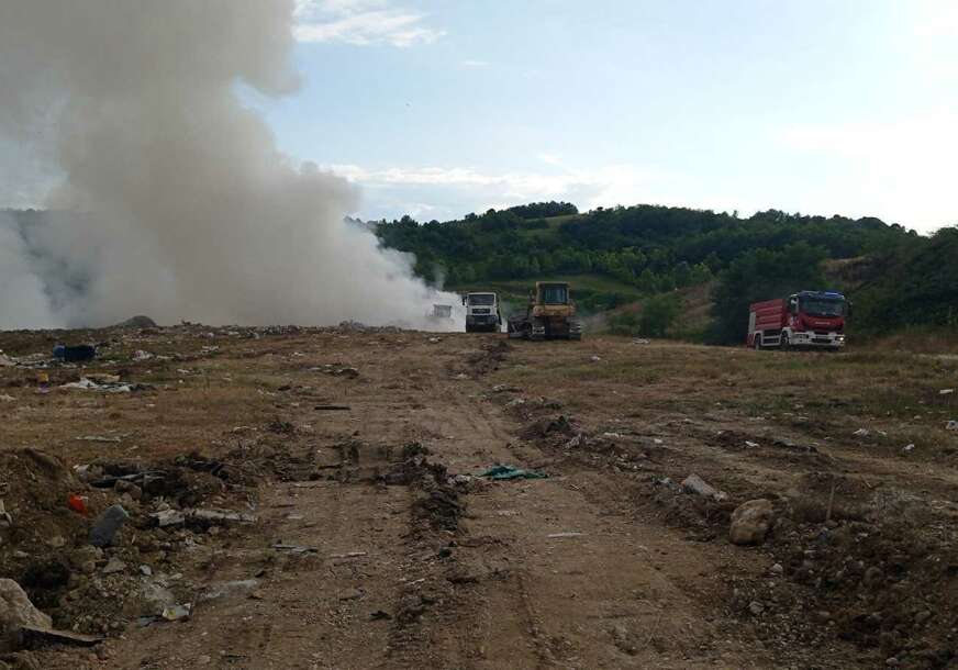 (VIDEO, FOTO) Vatrogasci na licu mjesta: Gori deponija u banjalučkom naselju Ramići